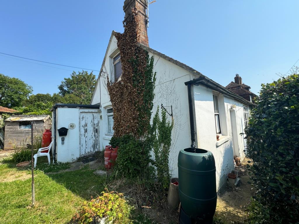 Lot: 106 - PERIOD COTTAGE FOR IMPROVEMENT - Front and side of property